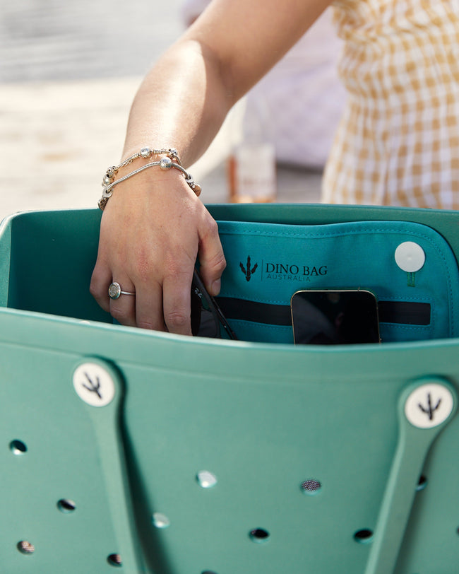 Stress-Free Family Beach Trips: How the Right Beach Bag Can Make a Difference